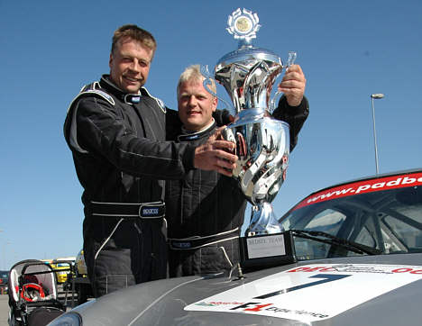 Første aktie i den store vandrepokal i Danish Endurance Championship gik til vinderne af søndagens premiere på Ring Djursland, (f.v.) Martin Lindholm Kristensen og Lasse Jakobsen.